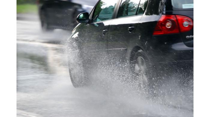 Aquaplaning adalah kondisi saat ban mobil kehilangan cengkeramannya pada jalan yang basah karena genangan air, membuat mobil terangkat sedikit dan tergelincir.