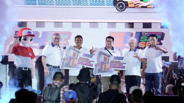 Foto bersama pemenang undian doorprize 2 unit rumah untuk karyawan dalam memeriahkan puncak acara HUT JNE ke- 34 yang di dampingi oleh jajaran Direksi JNE. (Istimewa)