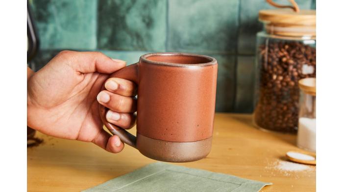 Ilustrasi mug dengan desain custom |  Serious Eats