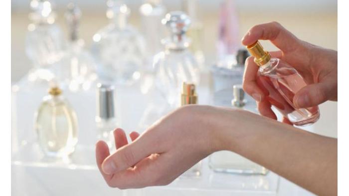 Ilustrasi pemakaian parfum | brandbola.com