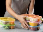 5 Cara Membersihkan Wadah Makan Plastik Buram agar Jadi Kinclong Lagi