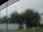 5 Cara Mengatasi Kaca Mobil yang Berembun Saat Turun Hujan
