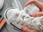 5 Cara Menghilangkan Bau Tak Sedap pada Sepatu Saat Musim Hujan 