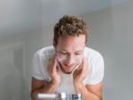 5 Rekomendasi Sabun Cuci Muka untuk Pria yang Bantu Kurangi Minyak & Jerawat