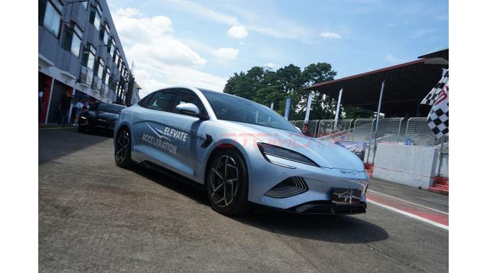 BYD Seal yang baru meluncur di pameran IIMS 2024. (Kompas.com)