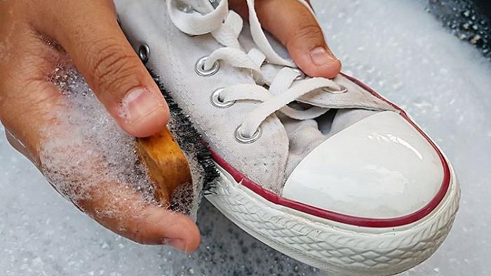 Cuci sepatu dengan air sabun (Kompas.com)