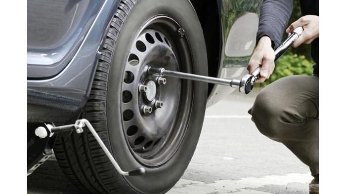 Ilustrai mengganti ban mobil. (afroautos)