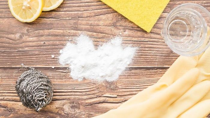 Ilustrasi bahan-bahan untuk membersihkan talenan kayu berjamur | foto freepik