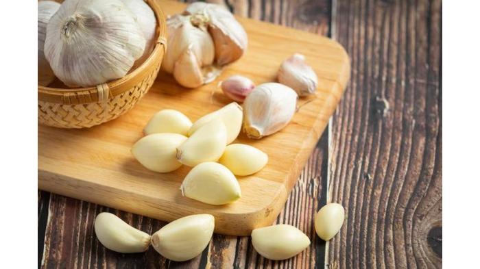 Ilustrasi bawang putih yang merupakan bahan alami mengusir nyamuk. (Freepik)