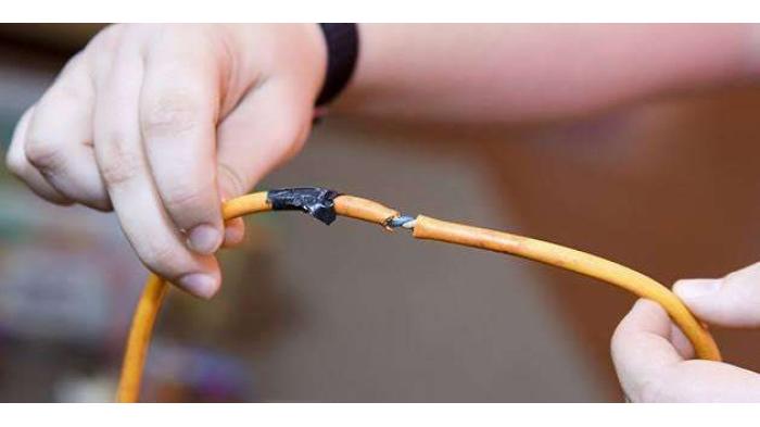 Ilustrasi kabel listrik yang sudah usang. (safety sign Indonesia)