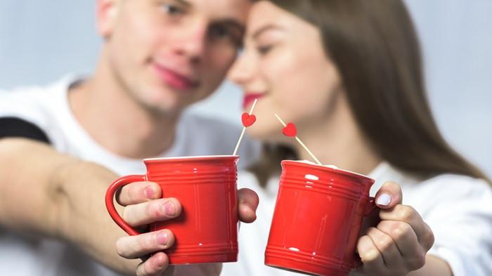 Ilustrasi kado Valentine couple mug | foto freepik