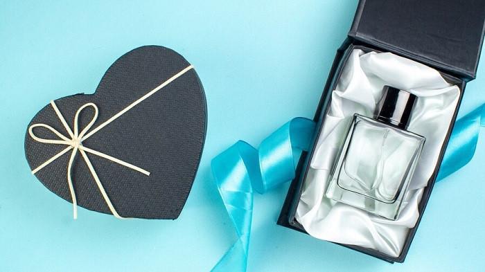 Ilustrasi kado parfum, cocok untuk cowok cuek | foto KamranAydinov/freepik