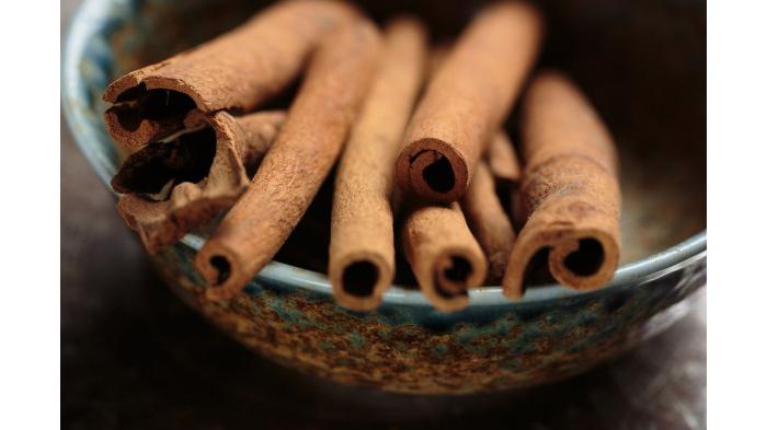 Ilustrasi kayu manis yang dapat mengusir semut dari stopkontak listrik. (Shutterstock)