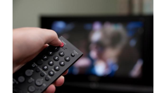 Ilustrasi matikan TV lewat remot | Ryan Estis