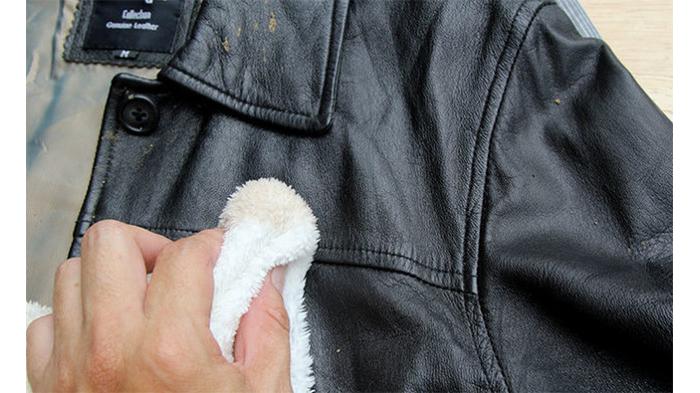 Ilustrasi membersihkan jaket kulit yang tepat menggunakan kain. (biopolish)