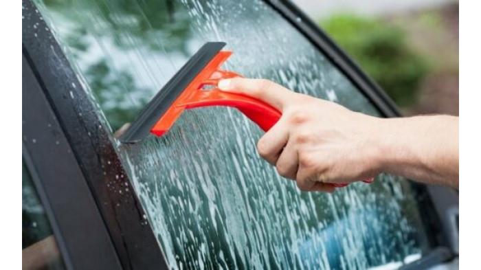 Ilustrasi membersihkan kaca mobil. (Amorall)
