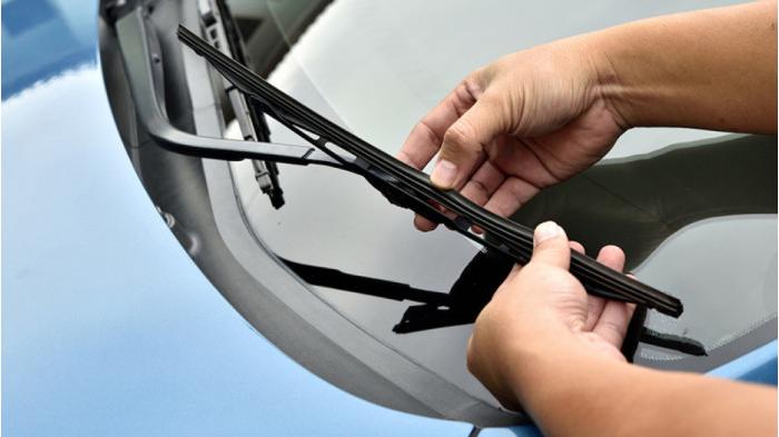 Ilustrasi membersihkan karet wiper secara berkala. (toyota)