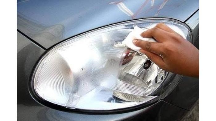 Ilustrasi membersihkan lampu mobil. (carsome)