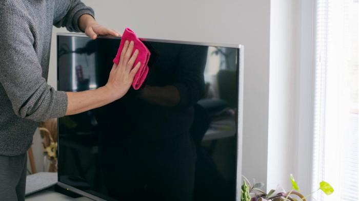 Ilustrasi membersihkan layar TV LED | HGTV