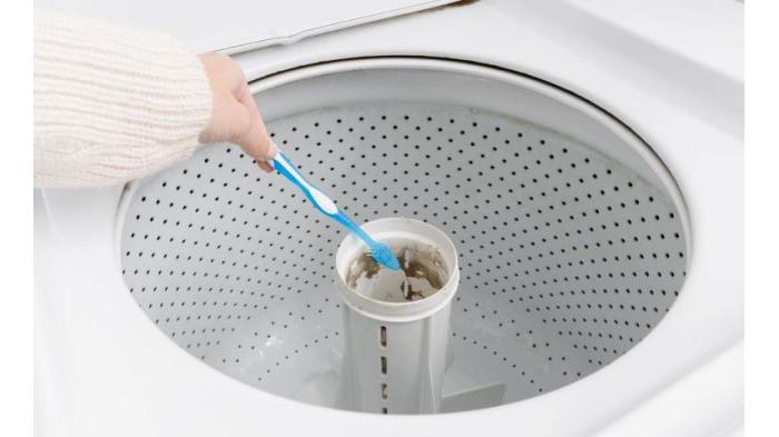 Ilustrasi membersihkan mesin cuci. (The Spruce)