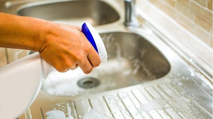 Ilustrasi membersihkan wastafel menggunakan penggosok non-abrasif.