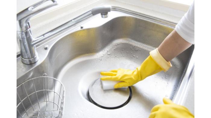 Ilustrasi membersihkan wastafel stainlees steel seminggu sekali. (Shutterstock)