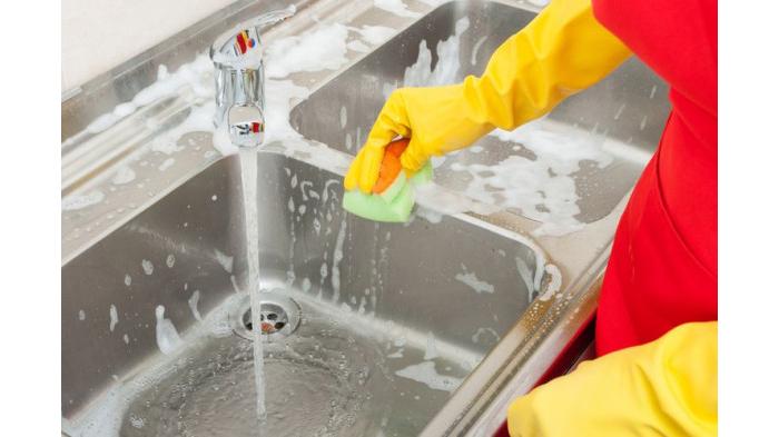 Ilustrasi membilas wastafel setelah menggunakannya. (Shutterstock)