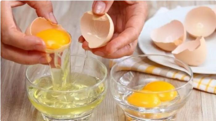 Ilustrasi memecah telur untuk mengetahui warna putih telur sudah busuk atau belum. (Shutterstock)