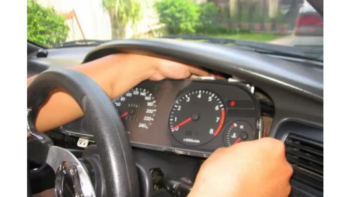 Ilustrasi memperbaiki speedometer mobil. (bp.blogspot)