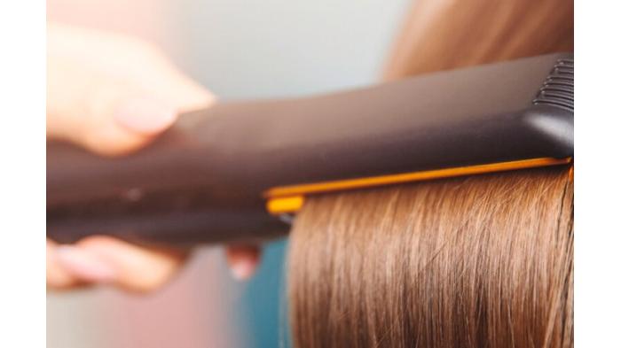 Ilustrasi mencatok rambut/ Teralalu lama menyatok rambut dapat merusak rambut. (tresemme)