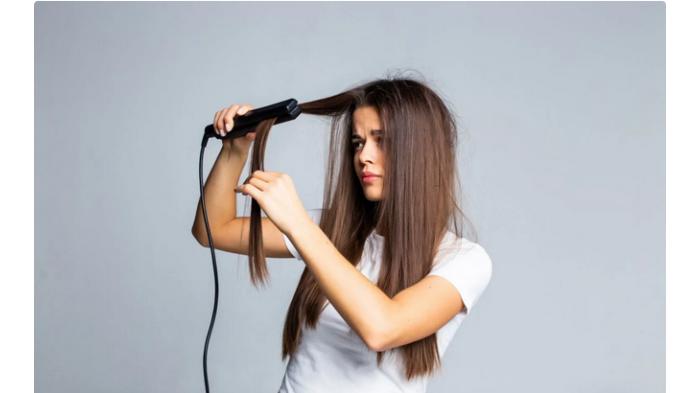 Ilustrasi mencatok rambut dengan suhu tinggi dapat merusak rambut. (newfemme)