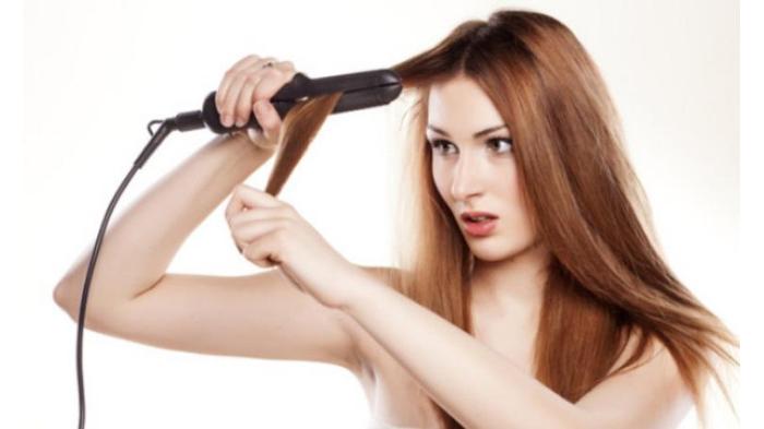 Ilustrasi mencatok rambut tidak memakai vitamin atau heat protection dapat merusak rambut. (kesehatan)