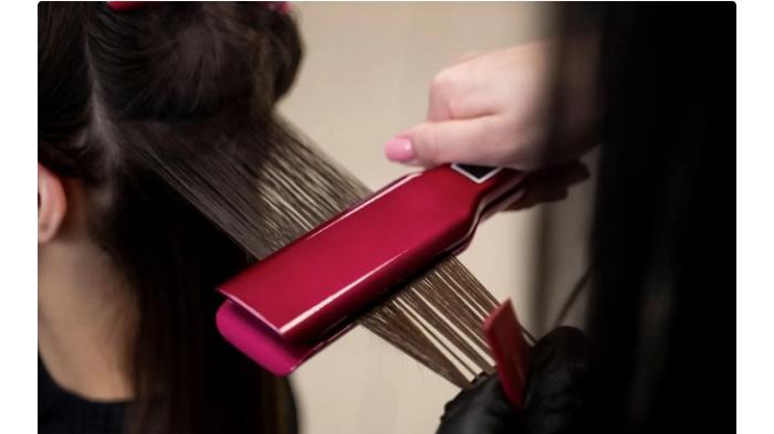 Ilustrasi mencatok rambut yang basah dapat merusak rambut. (newfemme)