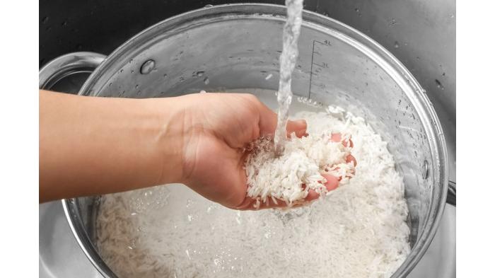 Ilustrasi mencuci beras hingga bersih. (Shutterstock)