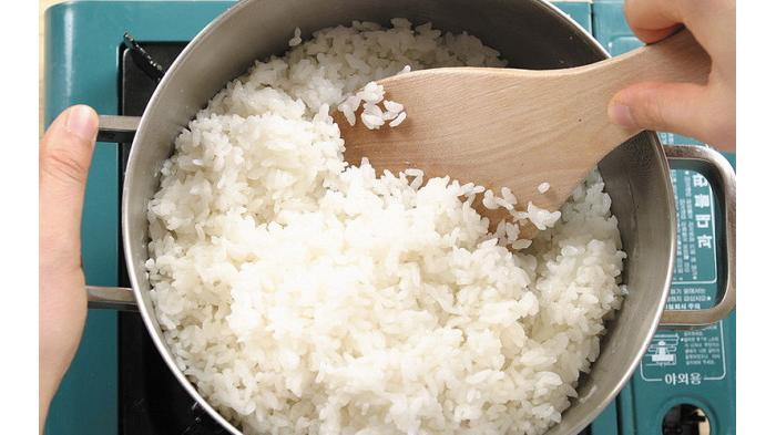 Ilustrasi mengaduk nasi saat memasak dan setelah matang. (The Loop)