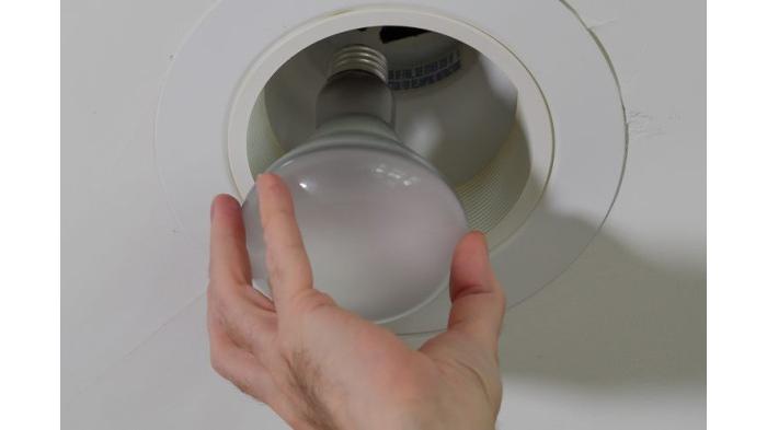 Ilustrasi mengganti lampu bohlam. (Shutterstock)