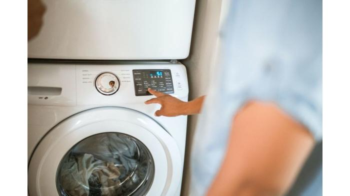Ilustrasi menggunakan mesin cuci. (pexels)
