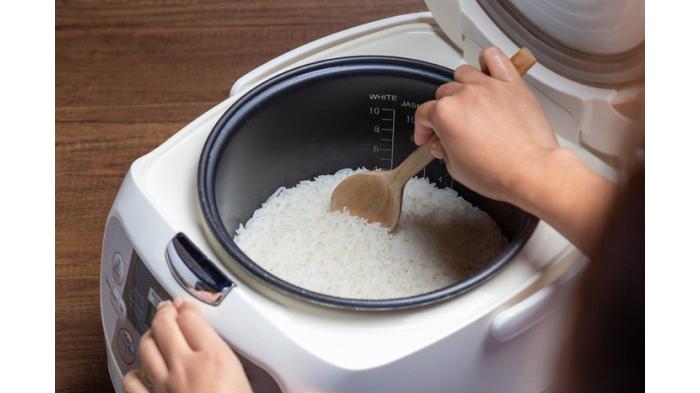 Ilustrasi menggunakan rice cooker berkualitas. (istock)