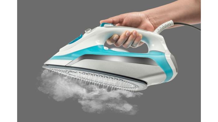 Ilustrasi menggunakan setrika untuk menghilangkan lipatan atau kerutan sepatu. (shutterstock)