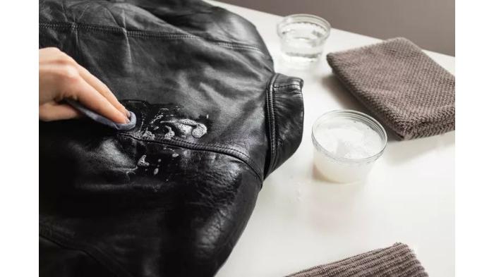 Ilustrasi mengoleskan body butter atau pelembab pada jaket kulit. (the spruce)