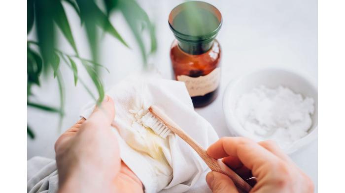 Ilustrasi mengoleskan campuran soda kue dan |  The Spruce