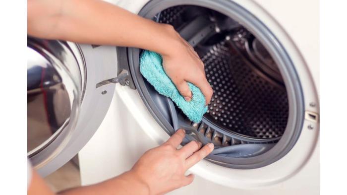 Ilustrasi mengosongkan isi mesin cuci. (Shutterstock)