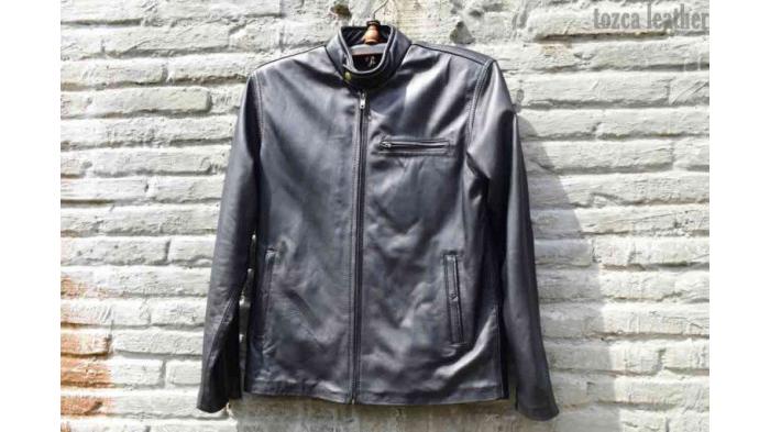 Ilustrasi menjemur jaket kulit dan menghindari sinar matahari. (tozleather)