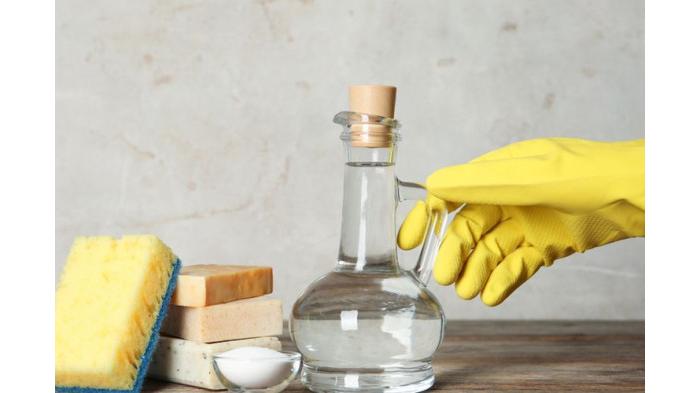 Ilustrasi merawat pakaian yang warnanya pudar dengan cuka. (Shutterstock)