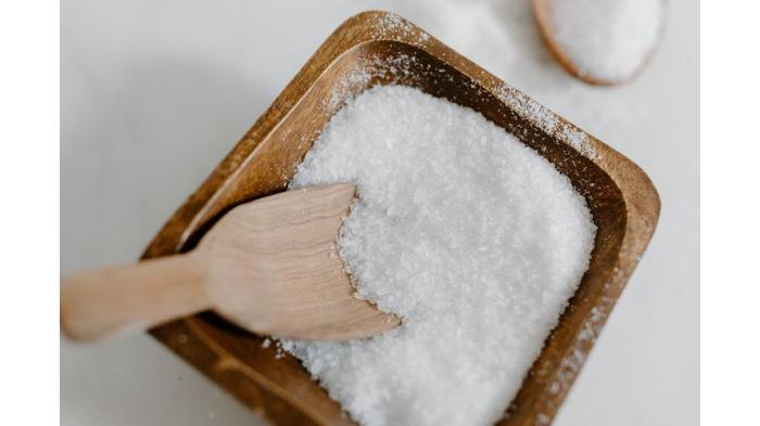 Ilustrasi merawat pakaian yang warnanya pudar dengan garam. (Pexels)