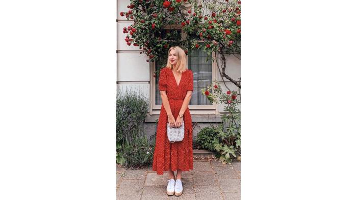 Ilustrasi midi dress warna merah untuk Imlek | Pinterest