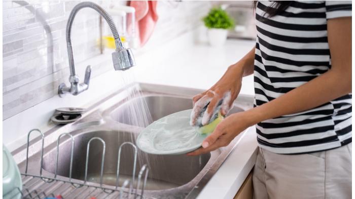 Ilustrasi penggunaan wastafel untuk cuci piring. (berjayagallery)