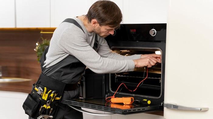 Ilustrasi perbaikan oven rusak | foto freepik