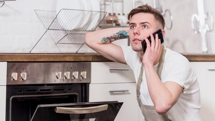 Ilustrasi seorang pria mengalami masalah pada ovennya | foto freepik