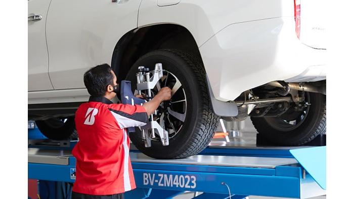 Ilustrasi spooring pada ban mobil. (Bridgestone)